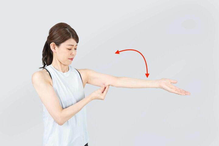 つまんだまま、腕を曲げる、伸ばすを10回繰り返す