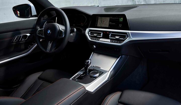 「BMWオペレーティングシステム7.0」により指先のスワイプやピンチアウトでインフォテイメントシステムの操作ができ、音声認識システムも使える。