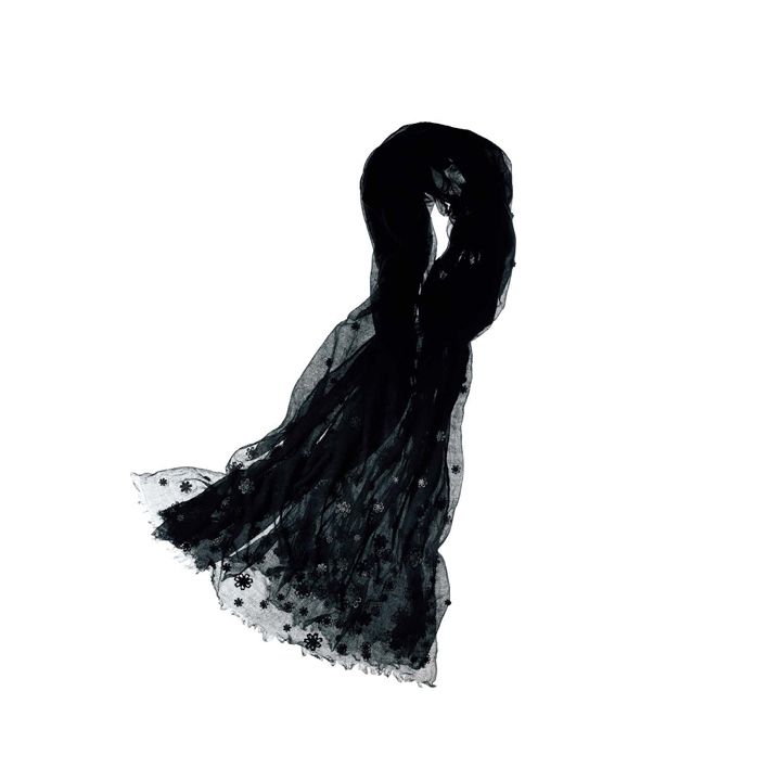 ストール［サイズ：100×195cm］￥150,000（アタリー〈ギンタ〉）　[Precious2018年9月号108ページ] 