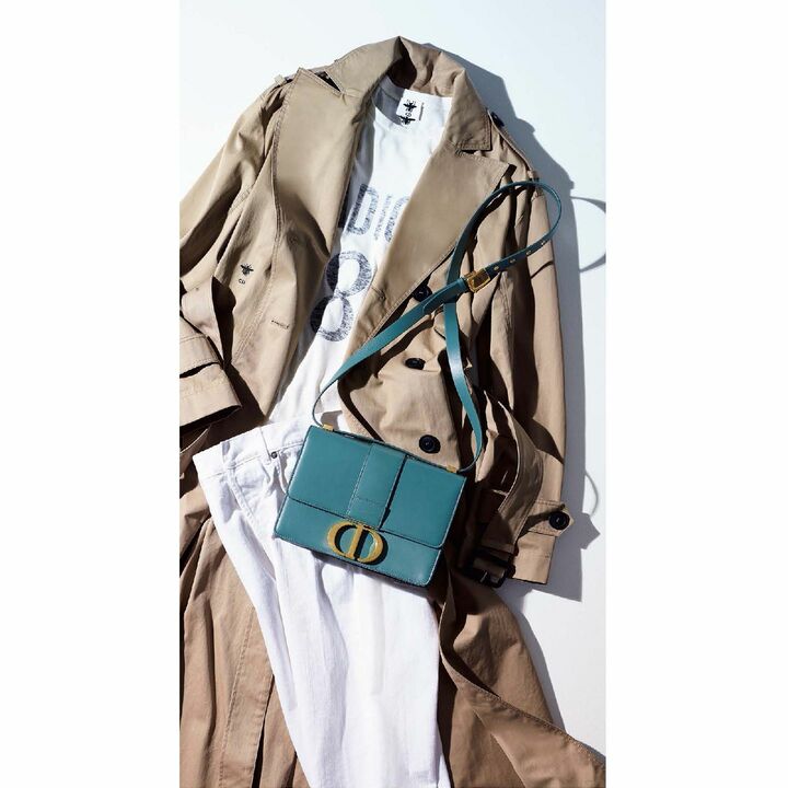 バッグ「30（トロント） モンテーニュ」￥370,000【縦17×横24×マチ8cm】・トレンチコート￥530,000・Tシャツ￥85,000・ホワイトデニム￥145,000（クリスチャン ディオール〈ディオール〉）　［Precious2019年6月号193ページ］