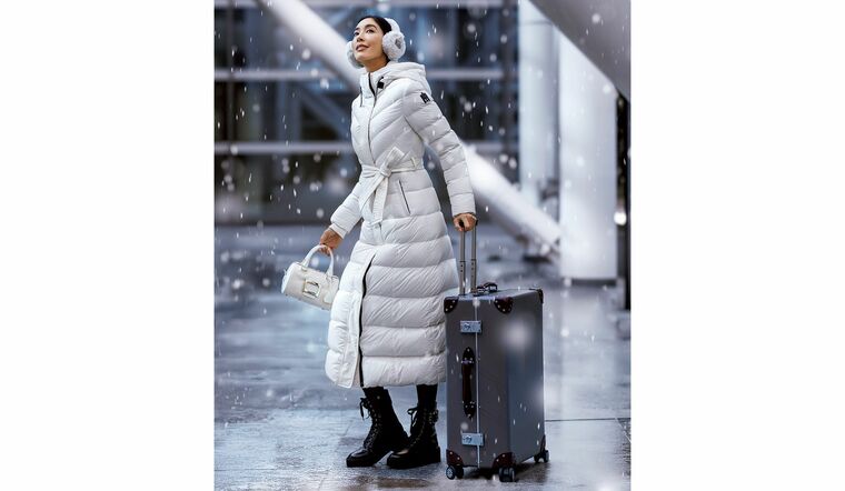 マッカージュのダウンを着用したモデル