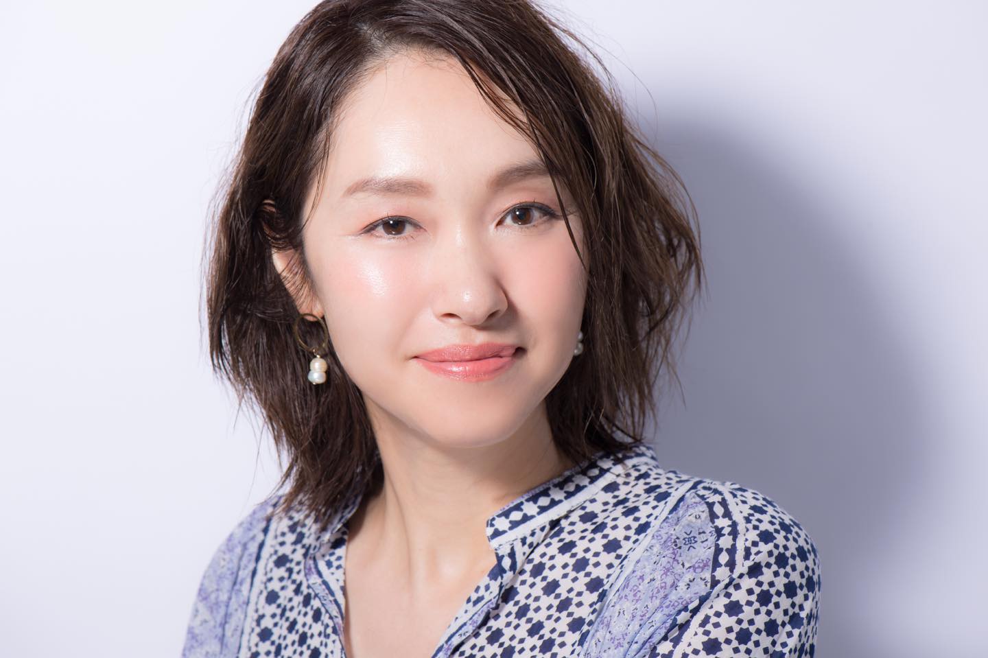 ファンデーション部分塗りとシェーディングでできたフェースラインの影で顔が引き上がって見えます。また目の下のハイライトに目線を集めることで、 顔の下半分の欠点がまったく目立たなくなりました。