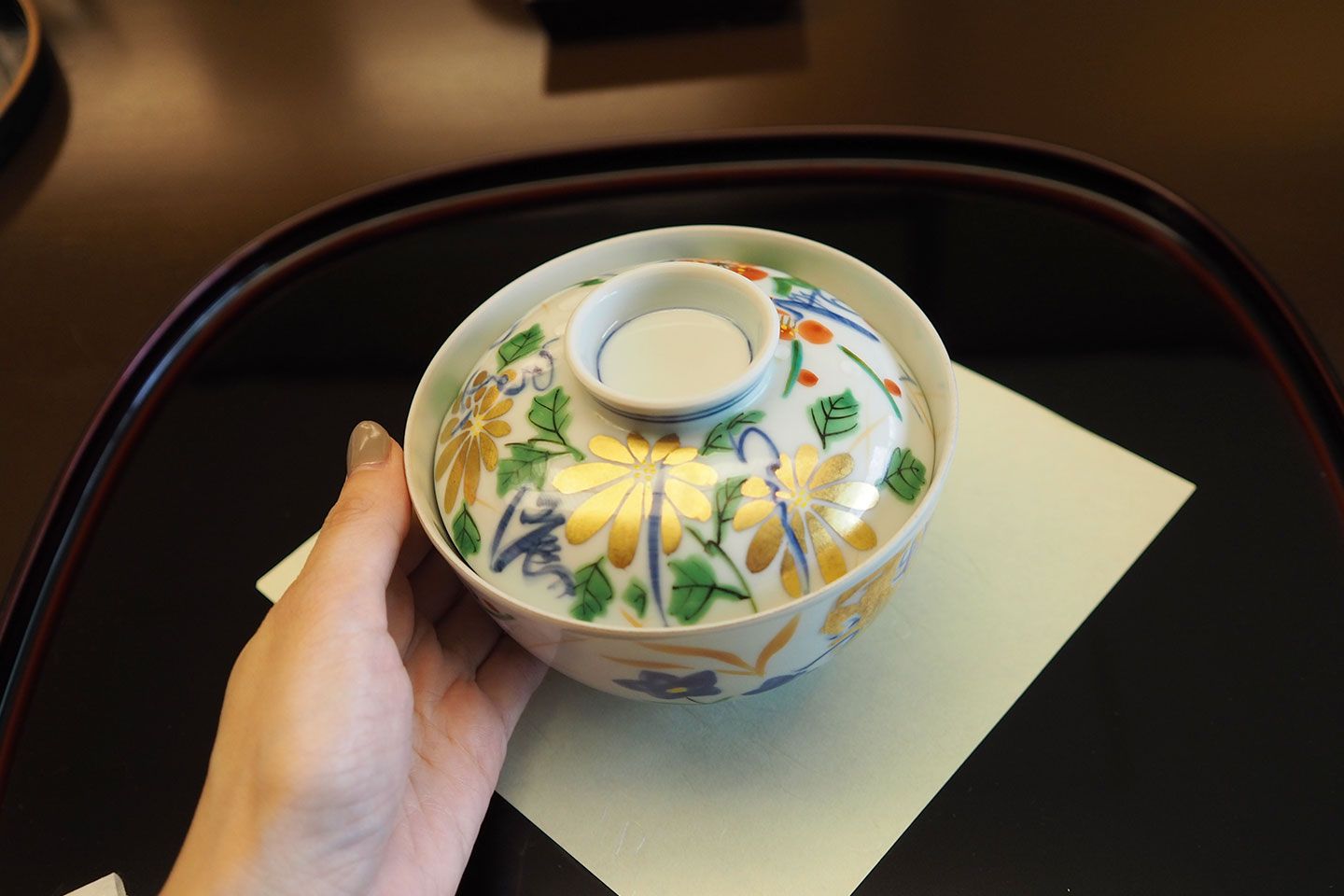 左手を器の下の方に軽く添えます