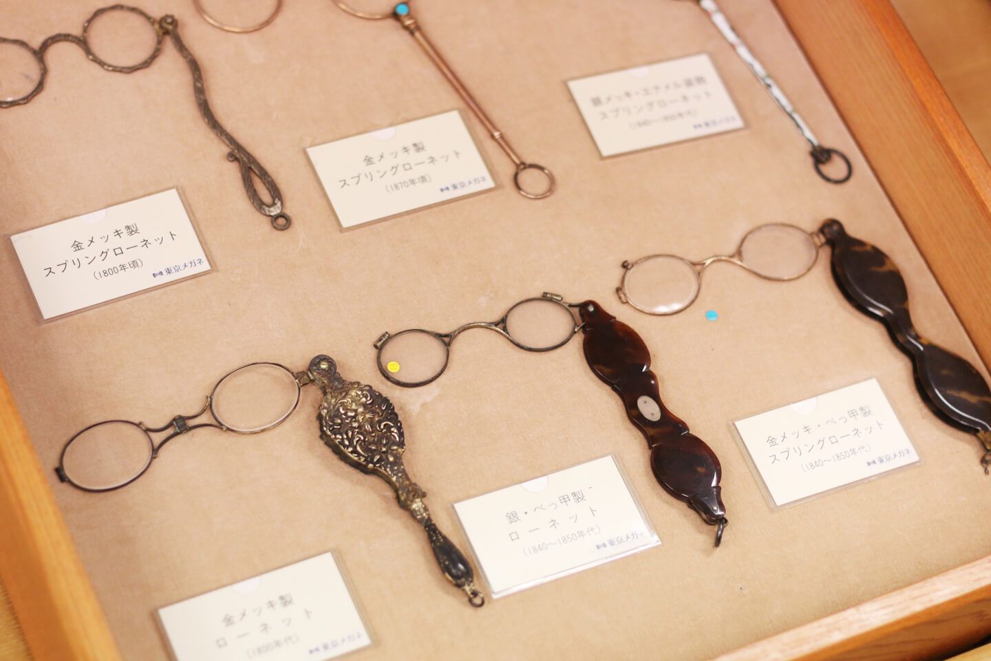 「ローネット」と呼ばれるメガネ。着用目的はアクセサリー感覚に近い