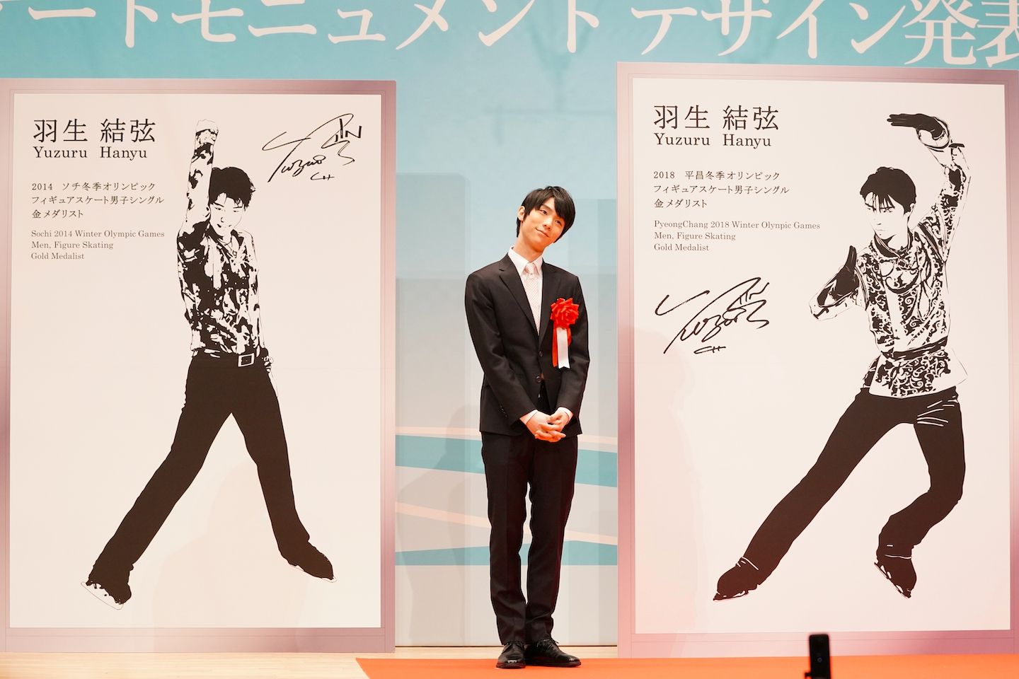 ふたつ目となるフィギュアスケート モニュメントの除幕式で 写真:坂本 清/アフロ