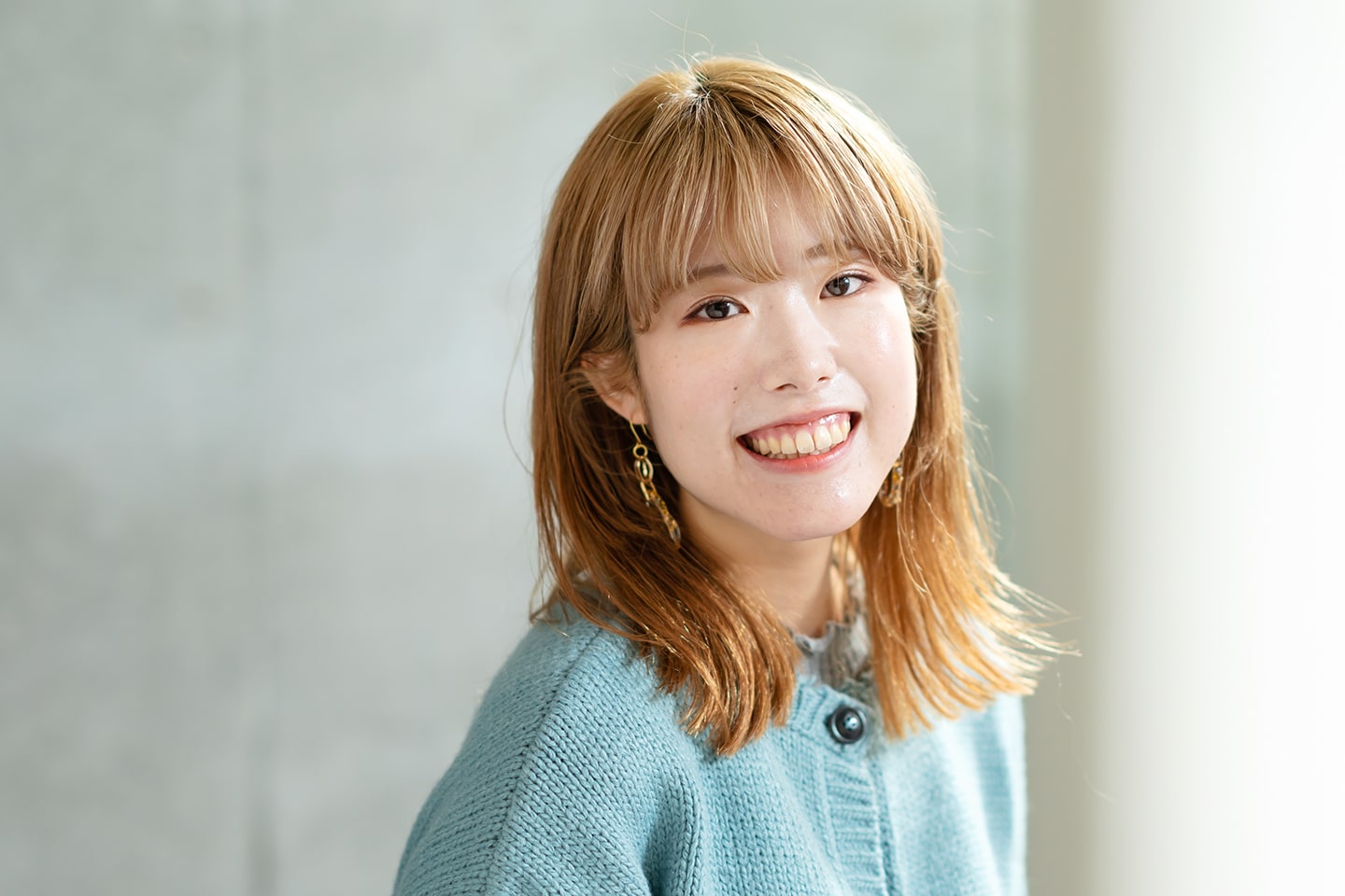 MAGNOLiA Omotesando デザイナー・HINATAさん。オリジナルのアクセサリーをつくるのが趣味。「UVライトをあてて固めるUVレジンで、ドライフラワーや金箔入りのアクセサリーを作っています」