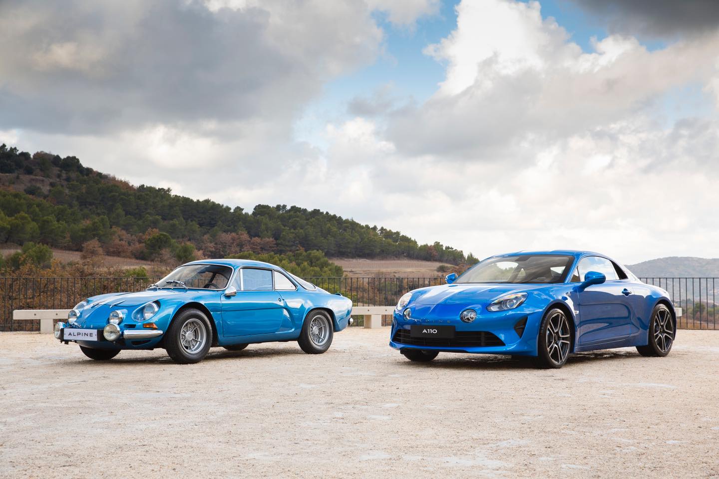 新旧の「A110」。初代の伝説を受け継ぎながら、よりモードなつくりで洒脱な男を魅了する。