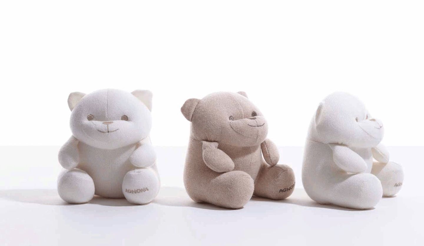 ちょこんと座るクマのぬいぐるみに胸キュン!大人の贈り物に最適な
