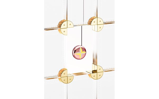 四辺／カードゥル・フォト スコット[ガラス製フォトフレーム]各￥66,000、センター／ヨヨ・ロイ[ヨーヨー]￥36,000（すべて税別）