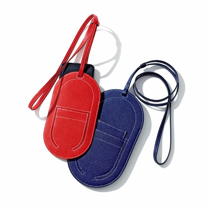 スマートフォンケース『イン・ザ・ループ』［ルージュ色、縦18×横10cm］￥112,000［ブルー色、縦21×横12cm／カードケース付き］￥152,000（エルメスジャポン）、スマートフォン／私物　[Precious2019年4月号179ページ] 