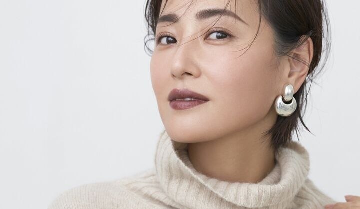 引き締まった顔立ちで、どこから見られても小顔美人に!