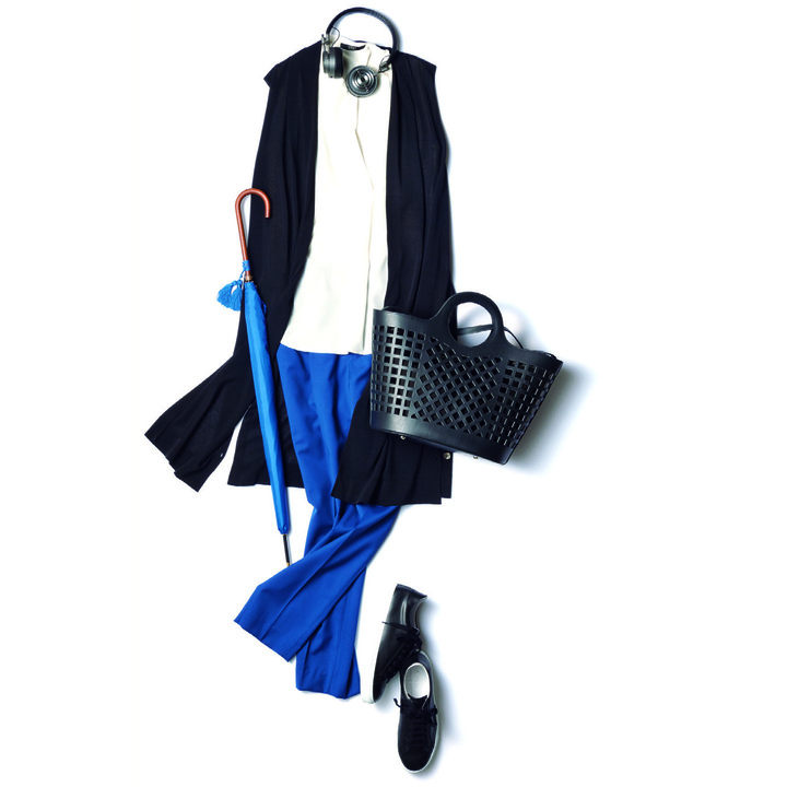 ヘッドフォン￥41,111［参考価格］（アユート〈マスター・アンド・ダイナミック〉）　傘￥8,000（エストネーション〈ワカオ〉）　バッグ￥57,000（GALERIE VIE 丸の内店〈HEREU〉）　靴￥20,000（ハイブリッジ インターナショナル〈Amb〉）