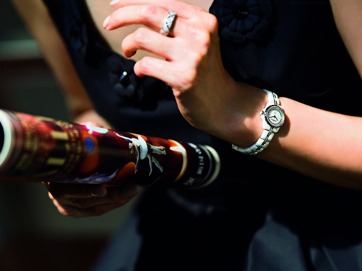 時計『J12・XS』[ケース:SS×ハイテクセラミック ケース径:19mm ブレスレット:ハイテク セラミック×ダイヤモンド クォーツ] ¥1,390,000・リング[WG×ダイヤモンド] ¥1,187,500（シャネル）