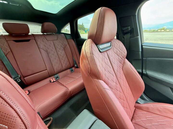 3分割で背もたれをたためる後席空間は頭上、膝先ともに広く、友人を乗せてのおもてなしドライブも楽しい。