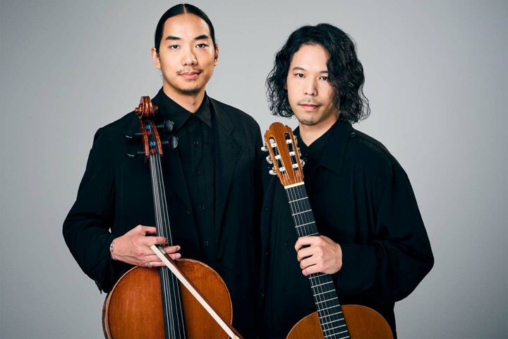 2025年9月5日(金)「シャネル・ネクサス・ホール」にて開催されるデュオコンサートの演者、チェリスト・笹沼樹氏とクラシックギタリスト・秋田勇魚氏。