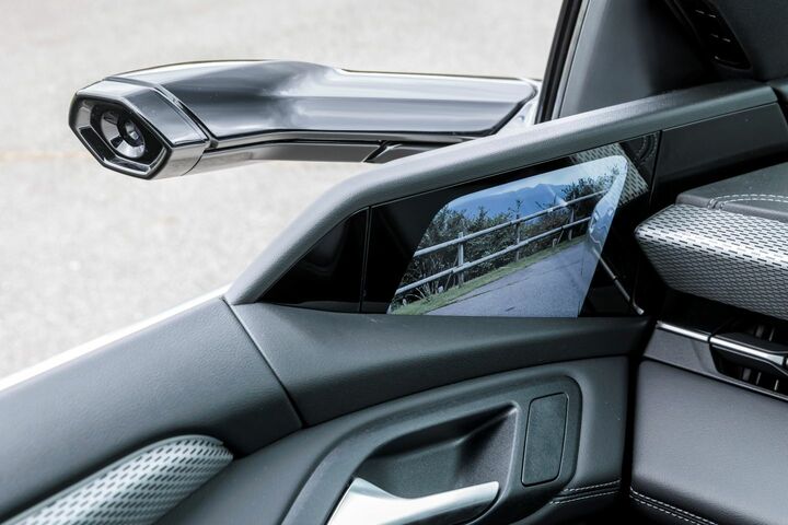 小さな突起状のサイドカメラから後方の映像を映し出す、新感覚のバーチャルエクステリアミラーをオプション採用。