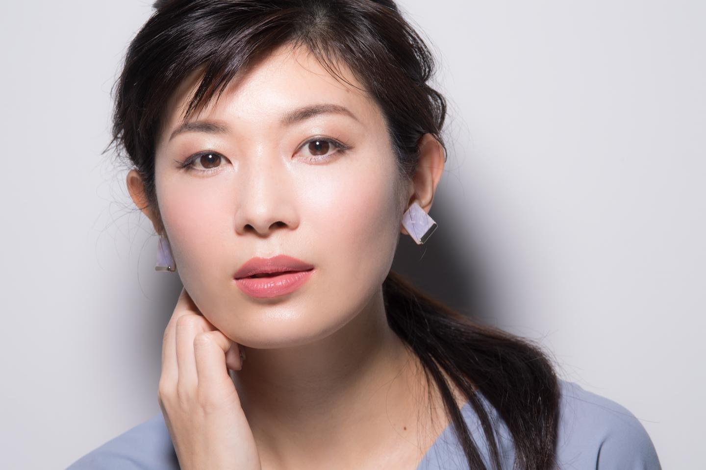 なだらかで左右均等な「美人見え」眉に。右の眉頭の位置を少し上げたことで、目元のリフトアップも実現。
