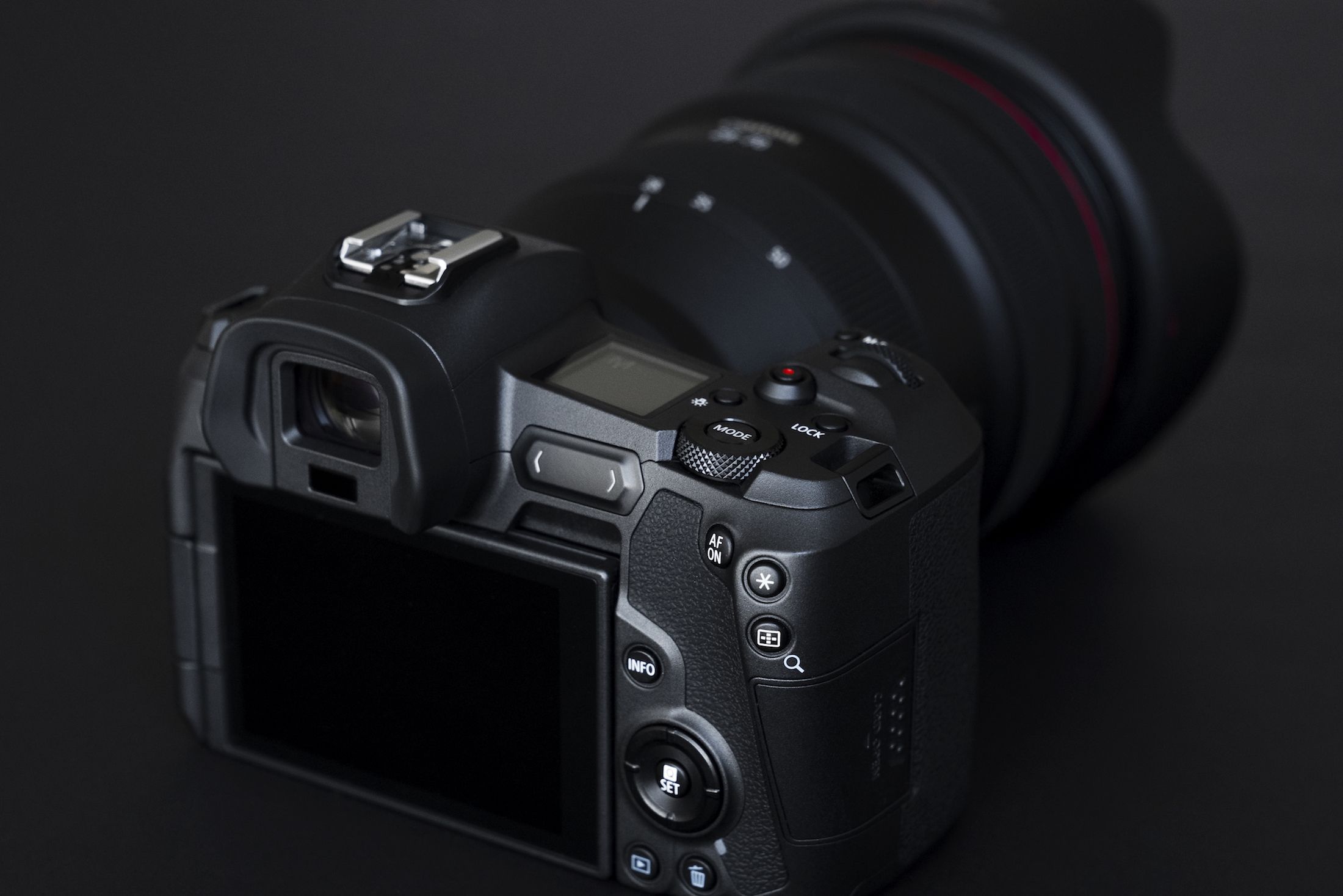 「EOS R」の背面