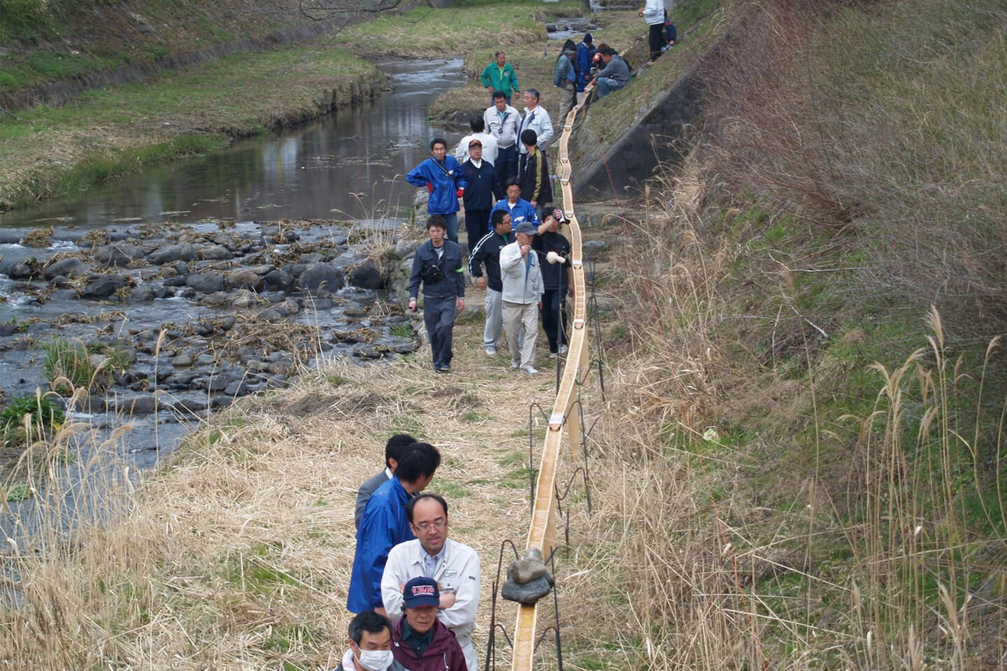 世界流しそうめん協会の前身である井手町の実行委員会が2011年に当時のギネス記録を更新したときの様子。記録は3,216.7m(提供:世界流しそうめん協会)