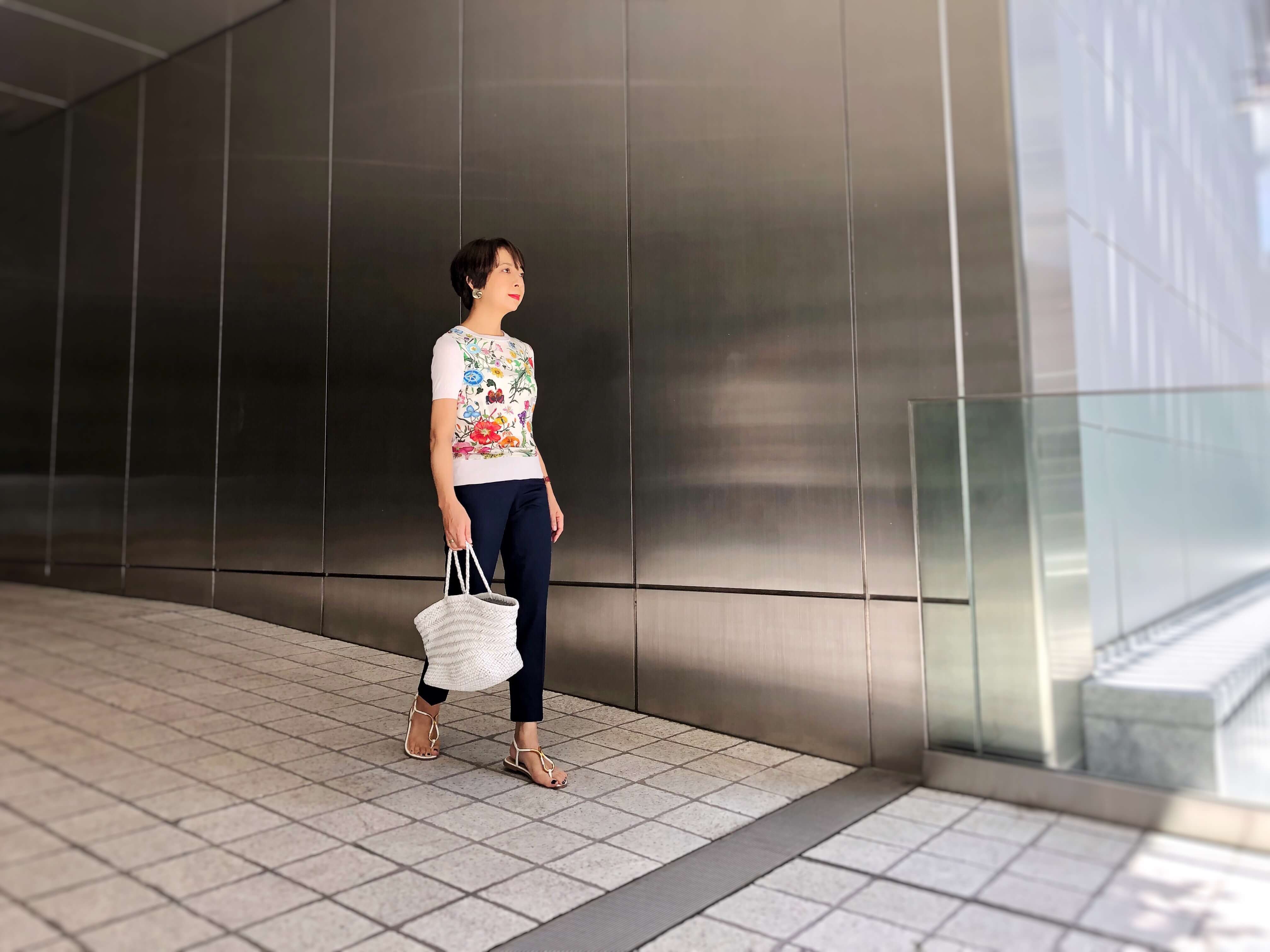 ネイビーのクロップドパンツはあまりの美シルエットに惚れ込み、色違いで赤も購入。ニット/グッチ パンツ/バーニーズ ニューヨーク 時計/カルティエ バッグ/DRAGON 靴/セルジオ ロッシ