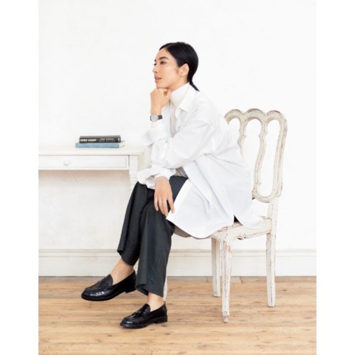 シャツ/P.64とじ。ニット・パンツ(ザ・ロウ・ジャパン)、時計・ピアス・バングル手首から/(ヴァン クリーフ&アーペル)、靴 ,000(トッズ・ジャパン) 撮影/浅井佳代子 BY:『Precious12月号』小学館、2020年
