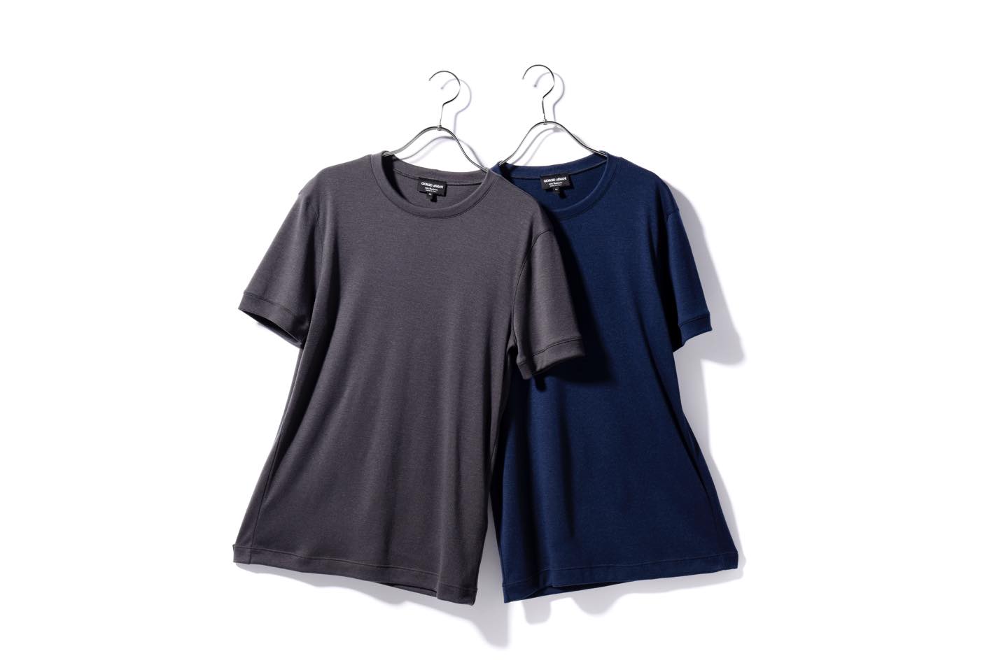 Tシャツ各¥178,000(ジョルジオ アルマーニ ジャパン)※写真はシーズナルカラーのグレーとブルー。そのほか定番の黒・ネイビーがある。