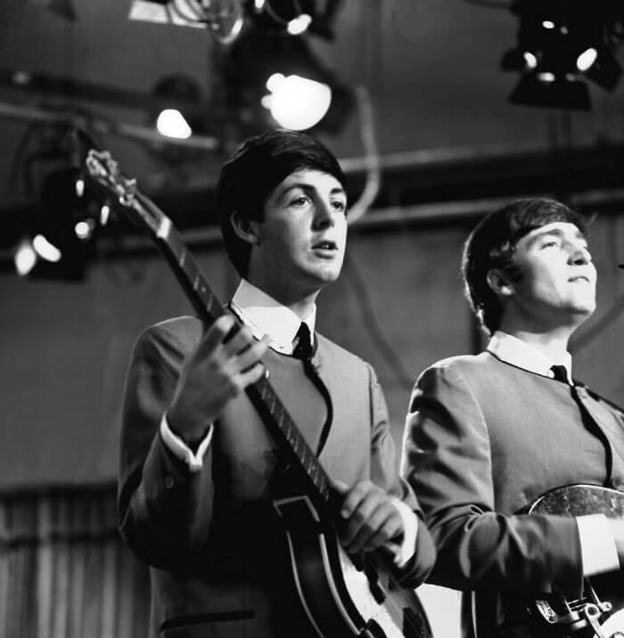 右は、ジョン・レノン。