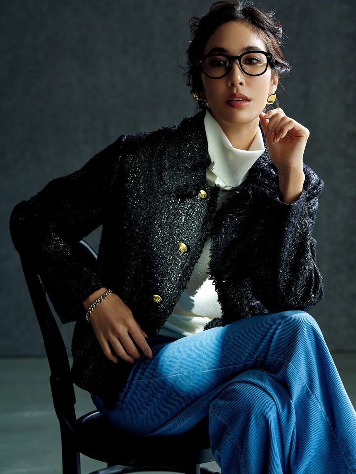 ラメツイードのジャケットにコーデュロイパンツを合わせたモデルの立野リカさん