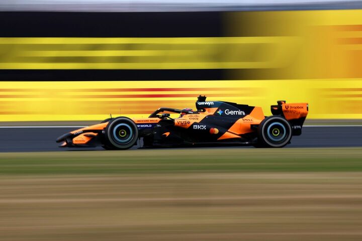タイヤや乗員空間がむきだしのF1マシンは、速さを徹底的に追及した究極のスタイル。ドライバーの安全性を高める工夫も凝らされている。予選3位のピアストリ選手のマシンと2位のマシンとのタイム差は、わずか0.2秒ほど！