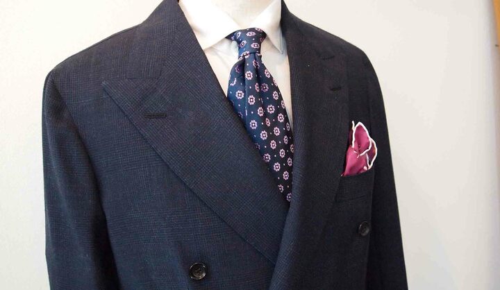 緻密な採寸を経て仕立てられるスーツは、ナポリのサルトリアらしく柔らかい着心地と男らしいシルエットが特徴。次回のオーダー会は2019年2月を予定。採寸後、半年後に仮縫い、さらに2〜3か月で納品となる。オーダー価格はスーツで約50万円〜。