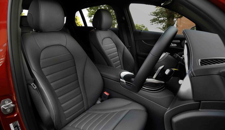 日中に撮影した写真のためわからないが、夜間のインテリアを演出するアンビエントライトは64色に増加。好みのトーンに合わせてドライブするのが楽しい。