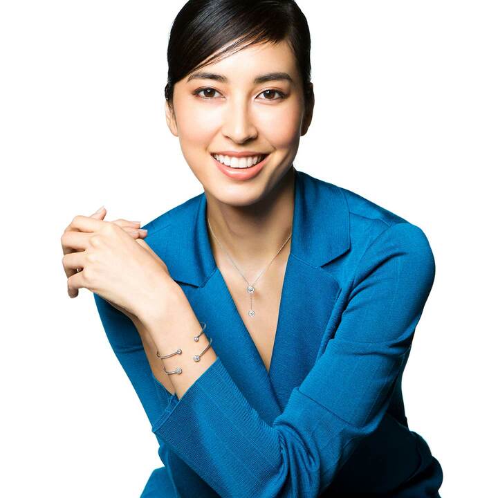 「フォーエバーマーク Two D コレクション」 パヴェ ペンダント￥440,000[素材：プラチナ×ダイヤモンド上センター0.30ct、下センター0.15ct、脇石計0.13]（福岡三越 6F 宝石サロン<フォーエバーマーク>）・手首側上からプレーン バングル￥190,000[素材：K18ホワイトゴールド×ダイヤモンド]（伊勢丹新宿店 本館4Fジュエリー＆ウォッチ<フォーエバーマーク>）・パヴェ バングル￥240,000[素材：K18ホワイトゴールド×ダイヤモンド]（福岡三越 6F 宝石サロン<フォーエバーマーク>）ジャケット￥44,000（wb）