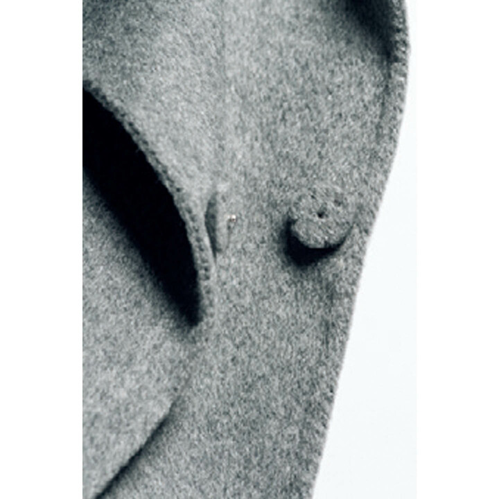 両サイドにはボタンが脇の下をボタンで留めるデザイン。たっぷり袖のワンピースの日にも。