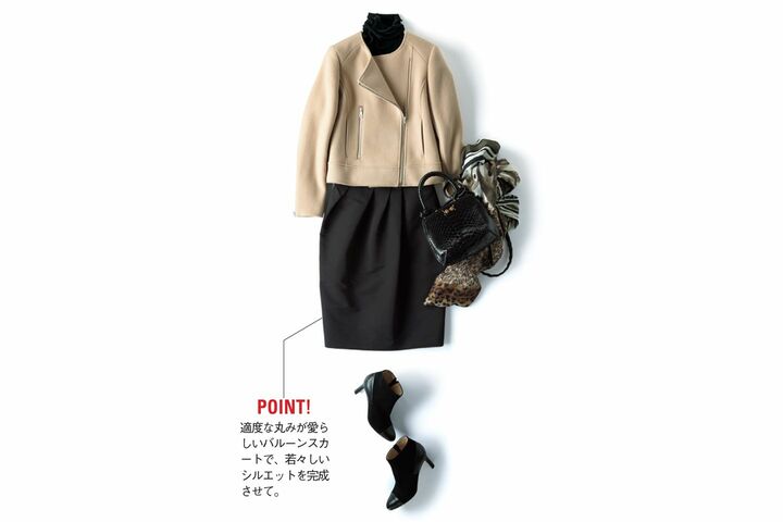 ジャケット(チェルキ〈トモウミ オノ〉)、黒タートル(VINCE 表参道店)、ハイアリンのスカート・ピエール ルイ マシアのストール・マウロ・オリエッティ・カレラのバッグ(ストラスブルゴ)、靴(アマン〈ペリーコ〉) 撮影/唐澤光也(パイルドライバー) BY:『Precious1月号』小学館、2017年