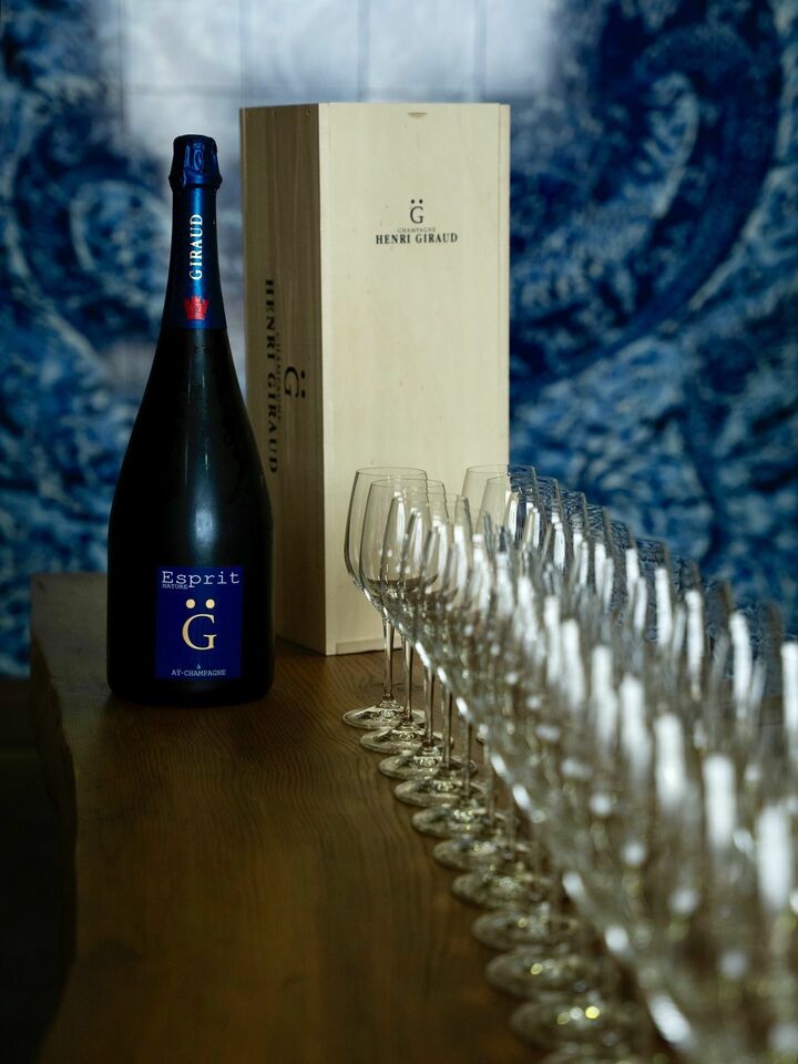 ウェルカムシャンパーニュとして供された「エスプリ・ナチュール G」750ml ¥13,200、 3,000ml ¥52,800。アルゴンヌ産木樽で醸造。ピノ・ノワール80%、シャルドネ20%。