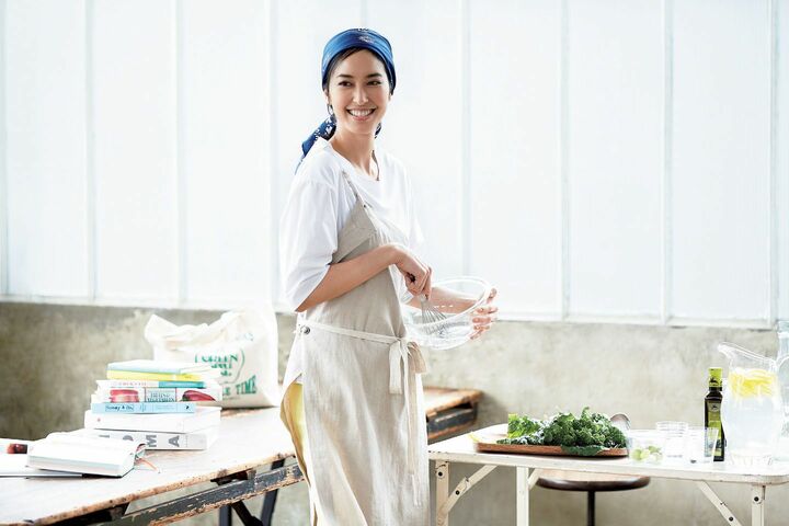 Tシャツ￥28,000（オールウェイズ〈M・fil〉）、エプロン￥12,000 （プレインピープル丸の内〈プレイ ンピープル〉）、パンツ￥79,000 （ウールン商会〈ファビアナ フィリッピ〉）、スカーフ［参考価格］￥22,000（アマン〈アルテア〉）