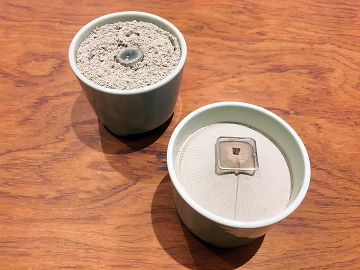 奥は灰手前を行う前の香炉。道具を使い、手前のように灰山を作り、整えていく