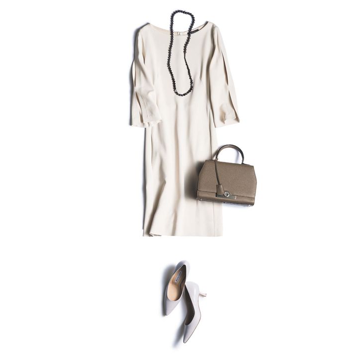 ワンピース(ストラスブルゴ〈アントネッリ〉)、ネックレス(TASAKI〈 M/G TASAKI〉)、バッグ(モワナ メゾン GINZA SIX)、靴(ブルーベル・ジャパン〈マノロ ブラニク〉) 撮影/佐藤 彩 BY:『Precious8月号』小学館、2019年