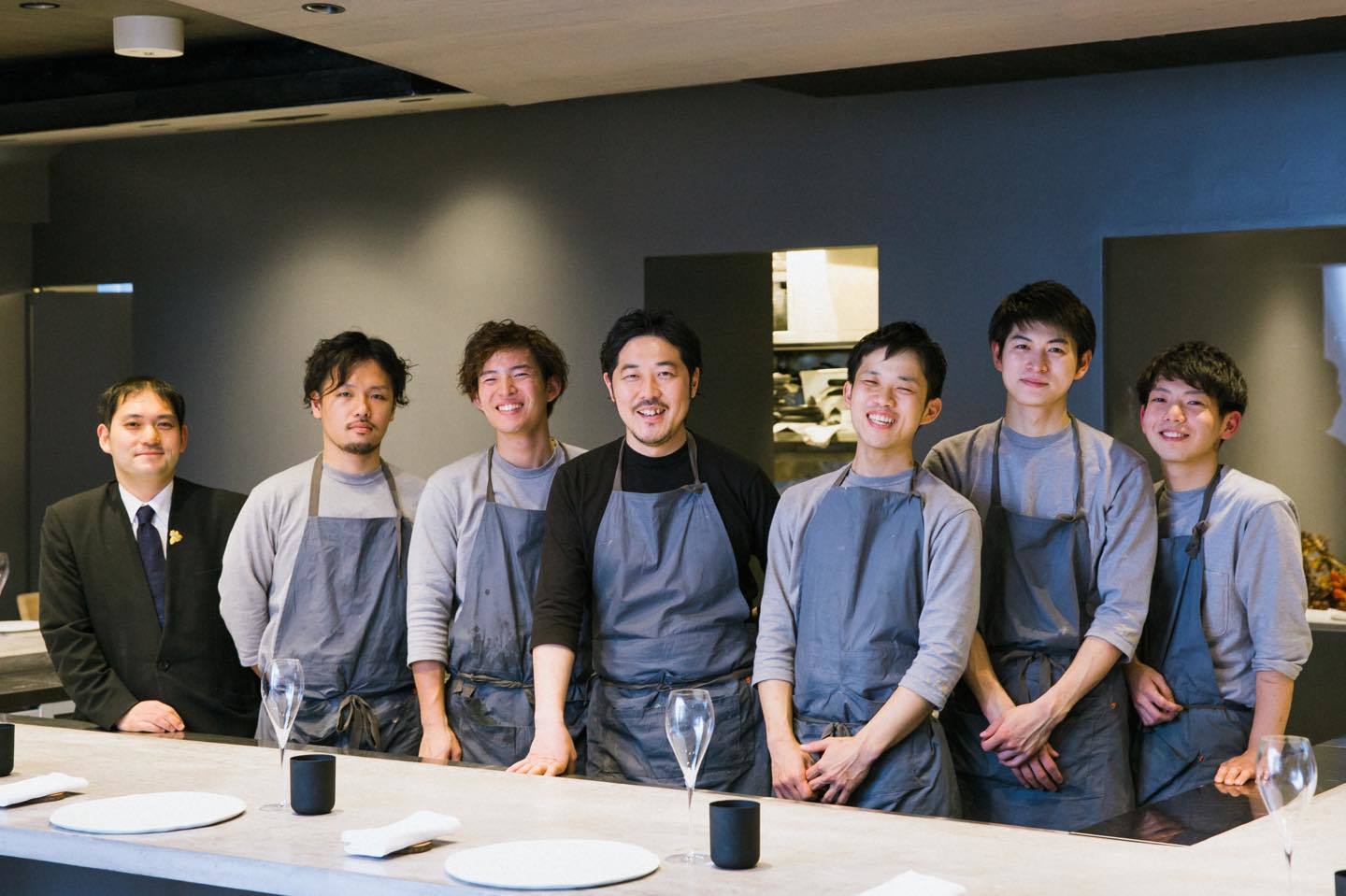 中央が生井シェフ。左端が松本マネージャー。最年少の21歳を含めてそのほかのスタッフは現在20代。シェフからもゲストからも高いレベルを求められる場所での経験が彼らにどんな成長をもたらすのか、楽しみですね。
