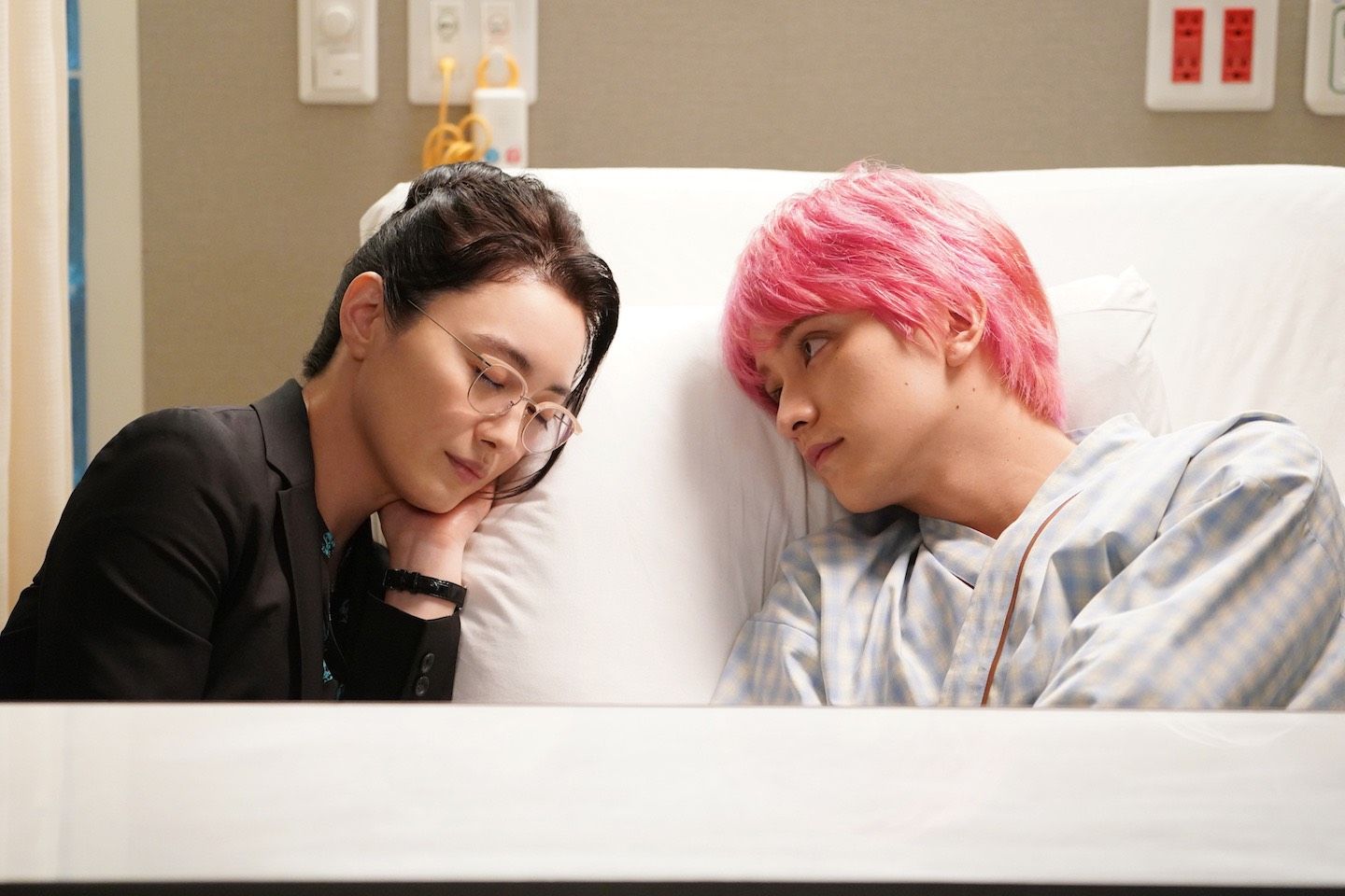 ©日本テレビ 葉子(仲間由紀恵さん/左)と風太(瀬戸利樹さん)