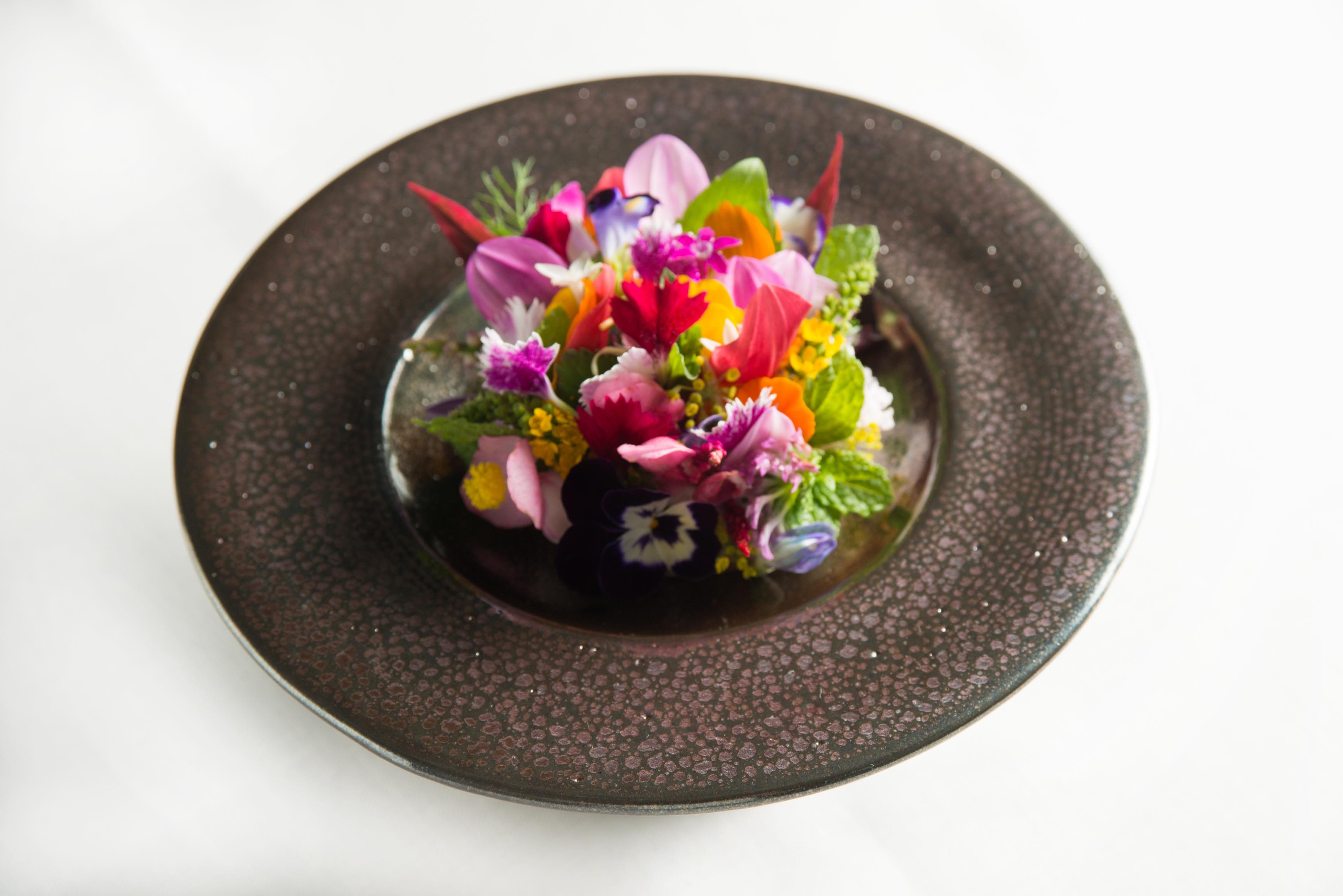 パティシエ加藤峯子さんが作るデザートは見るものを驚かせる。二重数種類の花やハーブを使った「花のタルト」はますます進化している。