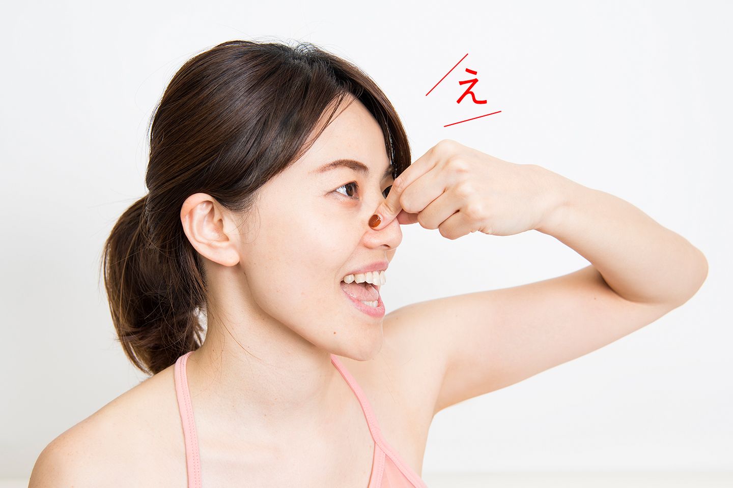 むくみが気になる部分をつまみ、「え」と口を動かす