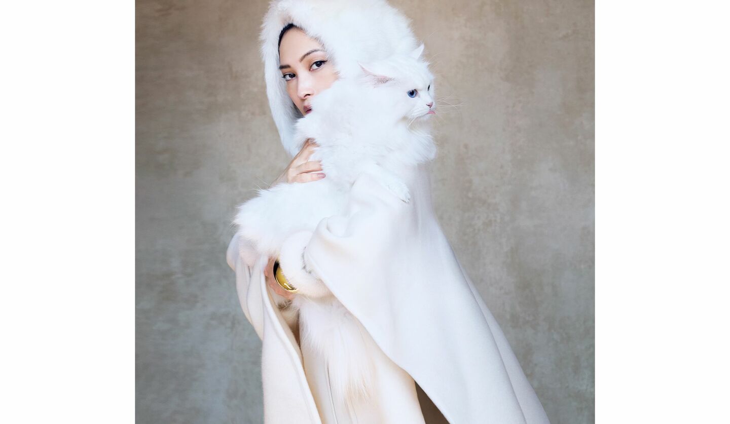 大政 絢さんが着こなす、華やぎと気品を携えた「フェンディ」の