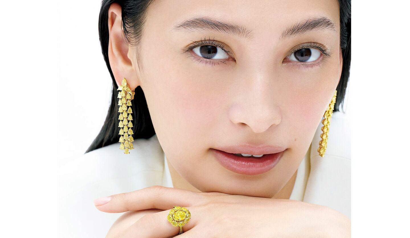 「グラフ」のイエローダイヤモンドのイヤリングとリングを着用したモデルの大政 絢さん