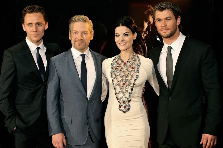 左から出演のトム・ヒドルストン、ジェイミー・アレクサンダー、クリス・ヘムズワースと。