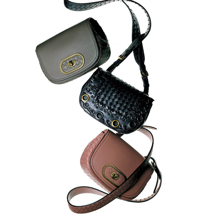 クロスボディーバッグのストラップを外すと、クラッチにもなる2WAY。『BV ルナ』縦15.5×横21×マチ9cm］上・下／留め具は、ダークゴールド仕上げを施したブラス（真鍮）とナッパレザーの「イントレチャート」。熟練した職人が丹念な手作業で組み立てています。￥235,000・中／「イントレチャート」、レザーステッチ、さまざまな風合いを出した大小のアイレット…どこまでも美が追求された逸品。￥290,000（ボッテガ・ヴェネタ ジャパン）　[Precious2019年1月号219ページ] 　