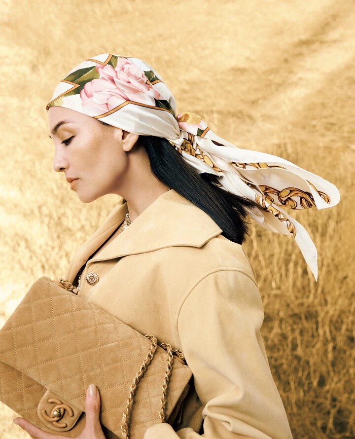 シャネルの2025／2026年 クルーズ コレクションのスカーフを纏ったモデルのRINAさん