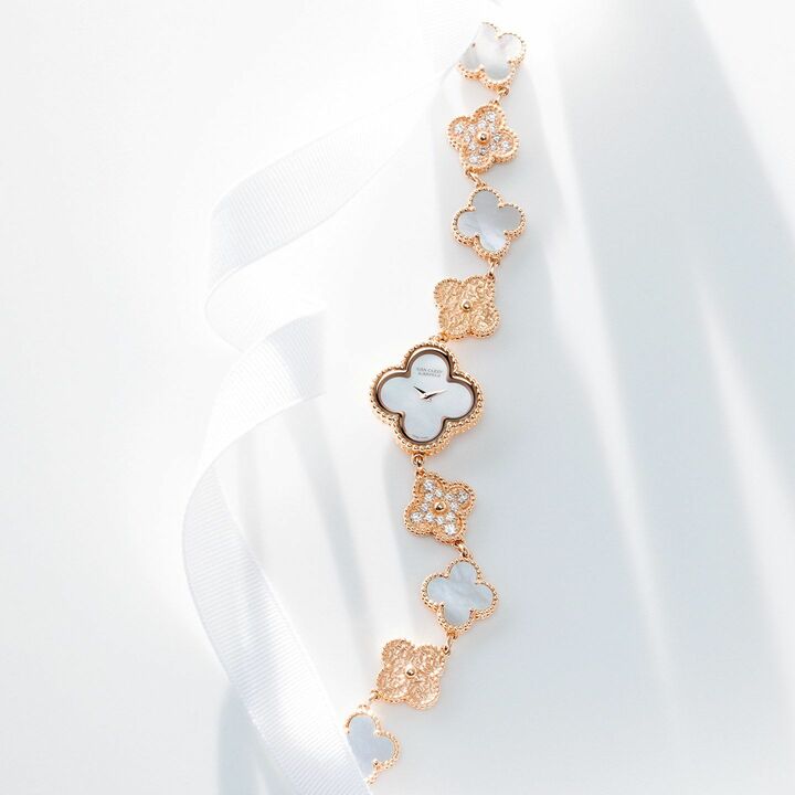 時計「スウィート アルハンブラ ウォッチ」￥2,325,000 クオーツ【ケースサイズ：縦22.7×横22.7mm】［ケース：ピンクゴールド、ブレスレット：ピンクゴールド×ダイヤモンド×ホワイトマザーオブパール］（ヴァン クリーフ＆アーペル）