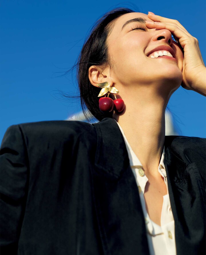 「サンローラン バイ アンソニー・ヴァカレロ」のジャケットを着用したモデルの立野リカさん