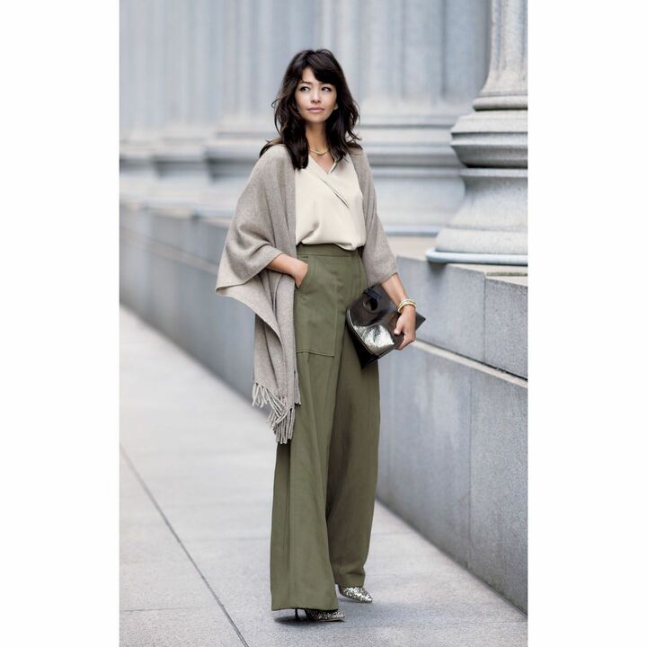 ブラウス（VINCE 表参道店）、ストール（オルドス ファッションジャパン）、パンツ（ザ シークレットクロゼット神宮前〈シクラス〉）、バッグ（アマン〈ペリーコ〉）、ネックレス・ブレスレット［中央］・［ひじ側］（ケイテン）、ブレスレット［手首側］（アルテミス・ジョイエリ）、靴（JIMMY CHOO） 撮影／熊澤 透 BY ：『Precious9月号』小学館、2017年 